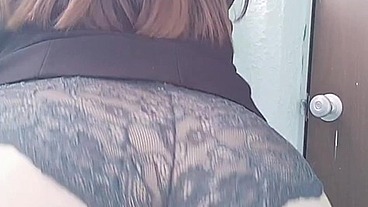 joven milf mexicana latina culo gordo big butt big ass secretaria quitandose el uniforme en el cuarto de su oficina y muestra toda su vagina y todo su ano