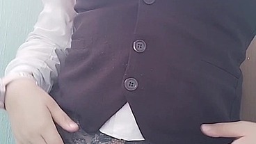 joven milf mexicana latina culo gordo big butt big ass secretaria quitandose el uniforme en el cuarto de su oficina y muestra toda su vagina y todo su ano