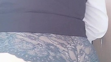 joven milf mexicana latina culo gordo big butt big ass secretaria quitandose el uniforme en el cuarto de su oficina y muestra toda su vagina y todo su ano