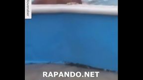Pareja Dominicana singando follando rapando en una  Piscina en Plena Via Publica
