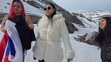 Festinha com as ticas na neve no alto das Cordilheira dos Andes no Chile