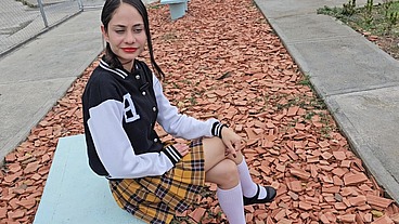 Colegiala folla con el vecino que la invitó a su casa a comer helado y le dio algo más.