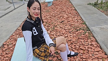Colegiala folla con el vecino que la invitó a su casa a comer helado y le dio algo más.
