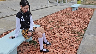 Colegiala folla con el vecino que la invitó a su casa a comer helado y le dio algo más.