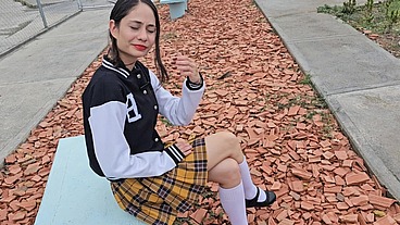 Colegiala folla con el vecino que la invitó a su casa a comer helado y le dio algo más.