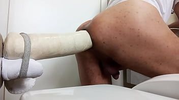 Gostoso enfiar este consolo grosso no cu,que del&iacute_cia @!!!