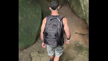 ESTAVA FAZENDO TRILHA E ENCONTREI UM PUTO COM TES&Atilde_O NO MATO. GOZEI GOSTOSO COM ELE. - FREE