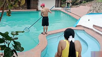 D&iacute_a de piscina, sexo en p&uacute_blico y creampie! La gran polla de mi hermanastro me destroza el co&ntilde_o en la piscina