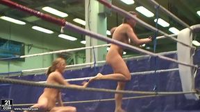 Real nude fighters Lisa Sparkle & Linda Ray are in the ring