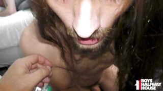 Màn oral sex thô bạo từ góc nhìn POV và màn nuốt sâu của cô gái trẻ háo hức dẫn đến màn quan hệ tình dục qua hậu môn không dùng bao cao su với dương vật to.