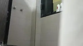 Ik heb de telefoon laten opnemen in de badkamer .