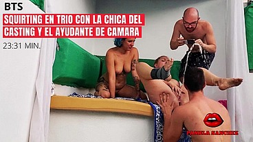 BTS DETRÁS DE CÁMARAS SQUIRTING EN TRIO PORNO CON LA CHICA DEL CASTING Y EL AYUDANTE DE CAMARA