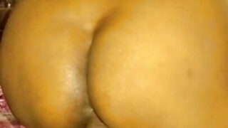 Une bombe à gros clitoris excitée se le fait pénétrer profondément dans le cul