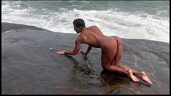 femboy dando o cu na praia de nudismo