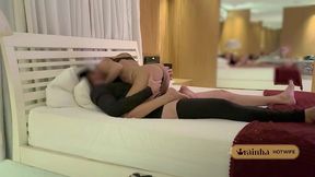 safado encheu o cu da rainha hotwife de leite de quatro! imagina o marido corno manso assistindo o video em casa e batendo punheta!