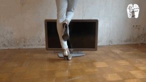 Flatscreen under Christins metal heels