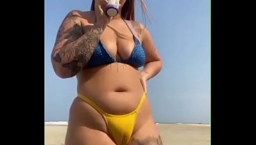 Esposa puta fica provocando seu amigo virgem na praia e quando chega em casa marido fode o cu dela e goza dentro sem camisinha