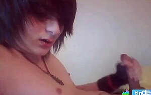 18 yo EMO boy cums on cam