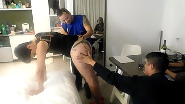 ENTRE APUESTA Y APUESTA SE COJEN L A MUCAMA