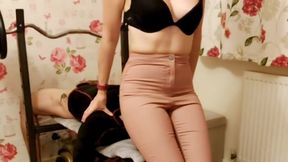 Facesitting And Smothering In Sexy Skinny Jeans!! Babe Dominates Facechair Slave With Ass!