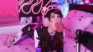 Nastolatka D.Va cosplayerka ma ciasną cipkę wyruchaną przez maszynę do ruchania