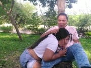 salgo con michell al jardín y me chupa la verga debajo de un árbol luego se monta encima y follamos