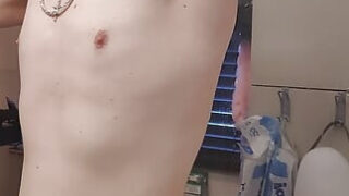 Dusche &#8211; Nahaufnahme eines selbstgemachten Videos von jungen deutschen Amateur-Schwulenschlampen beim Analfick