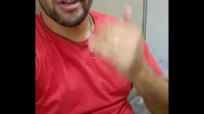 Engolindo gostoso a rola do faxineiro do banheiro no box, socou na garganta e gozou.