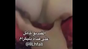 كحبه تفرك صدرها?