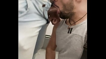 Gozei chupando o seguran&ccedil_a nas escado do Shopping, que adrenalina intensa.