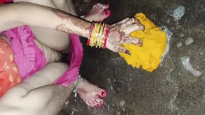 Indian bhabhi ko bahut jor se Lagi thi Dever ke saamne peshab kar diya