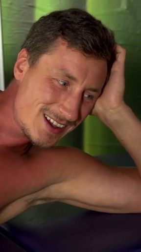 Masseuse Mia de Berg massiert nicht nur den Ruecken...   Clip 1