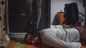 calca cu adidasi pe cap