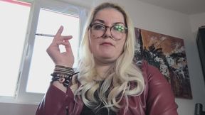 Hot blonde: OMI with long Camel