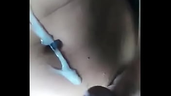 El enfermero saca leche blanquita en su abdomen