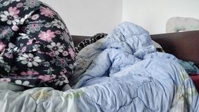 Amateur wife masturbates but fingers her pussy until orgasm