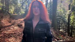 toute nue dans les bois, je cherche un grand mechant loup avec une grosse bite ...