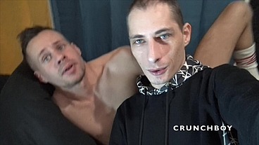 SALOPE EN JOCKSTRAP DONNE SON CUL A SON POTE