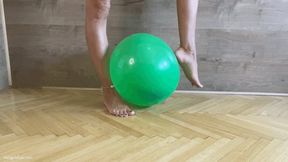KIRA PLAYS WITH BIG BALLOON - MOV HD
