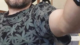 Papa poilu se masturbe jusqu'à un orgasme intense.