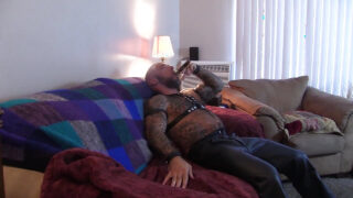 πίπα, ιππασία, κάπνισμα, μυς – Αμερικανός με τατουάζ αρκούδας, ντυμένος με δέρμα, κάνει πρωκτικό σεξ, μεγάλο πέος