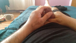 Amatorzy geje z dużymi penisami masturbują się ogromnymi penisami podczas intensywnego masturbowania przed hardcorowym wytryskiem