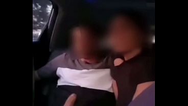 NOVINHO TIMIDO ME BOTOU PRA MAMAR ENQUANTO O MARIDO CORNO DIRIGIA