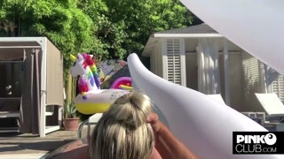 Marica Chanelle inculata a bordo piscina in POV