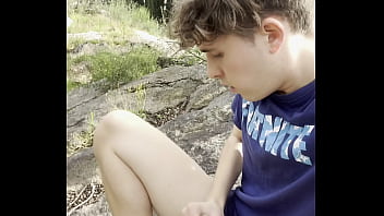 Twink con fimosis se masturba en el bosque