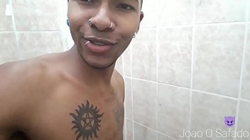 novinho tomando banho e se raspando na exibi&ccedil_&atilde_o em casa