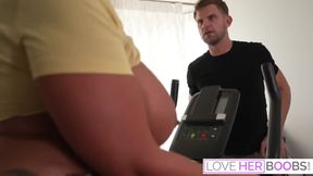 Απόλαυση με γυμναστική με μεγάλο στήθος