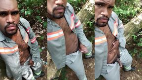 batendo uma no mato com uniforme da firma