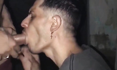 dotado e grosso me botou pra mamar na casa abandonada e