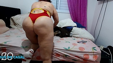 Marido rasga a calsinha da esposa